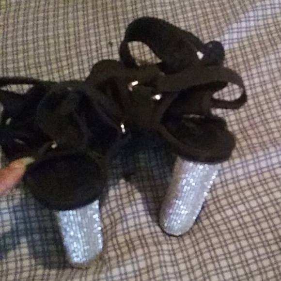 Pair of size 7 heels - Picture 4 of 4